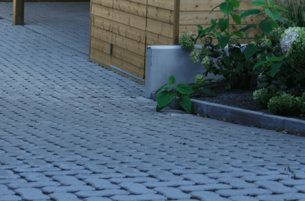Goedkope waterdoorlatende klinkers voor je oprit: slim kopen zonder foute opbouw